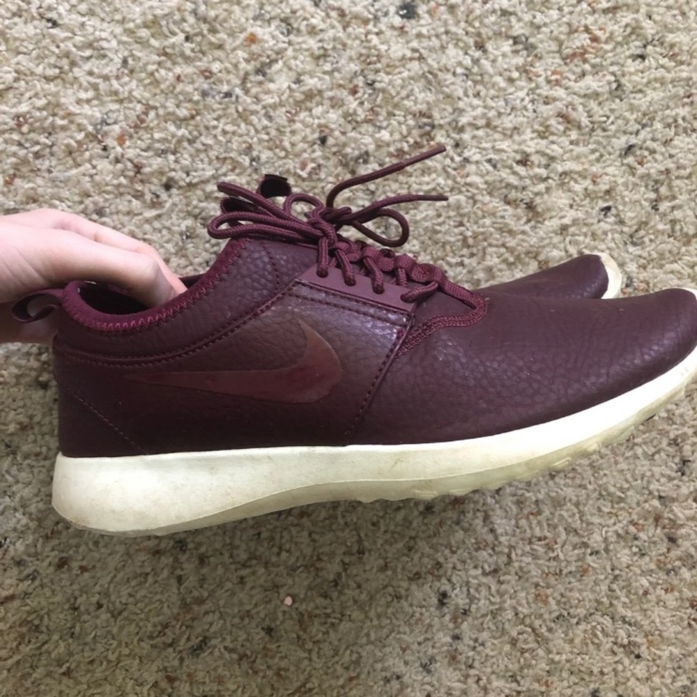 Women’s Nike tennis shoes, size 9!